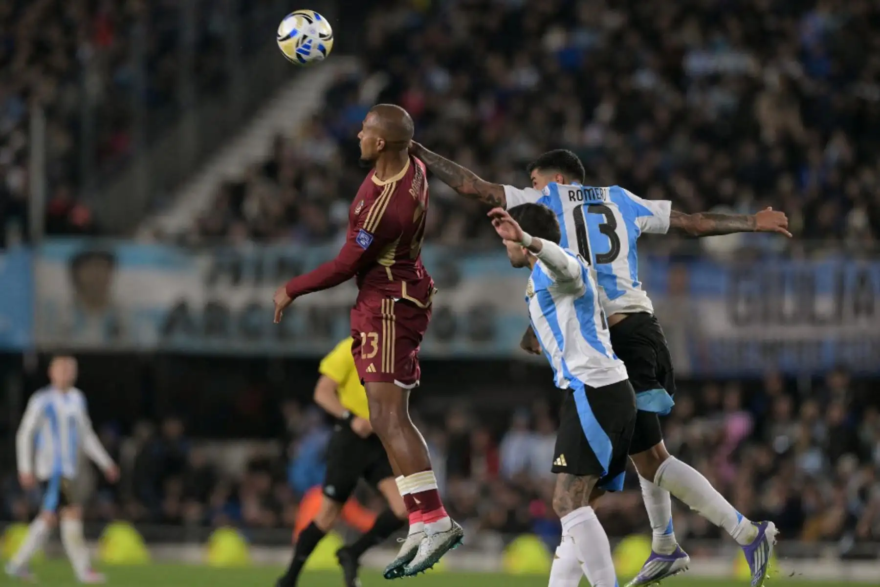 El delantero venezolano Salomón Rondón, y los defensores argentinos Cristian Romero y Nicolás Otamendi luchan por el balón durante el partido de fútbol de las eliminatorias sudamericanas de la Copa Mundial de la FIFA 2026 entre Argentina y Venezuela en el estadio Más Monumental de Buenos Aires el 4 de septiembre de 2025. Foto: AFP