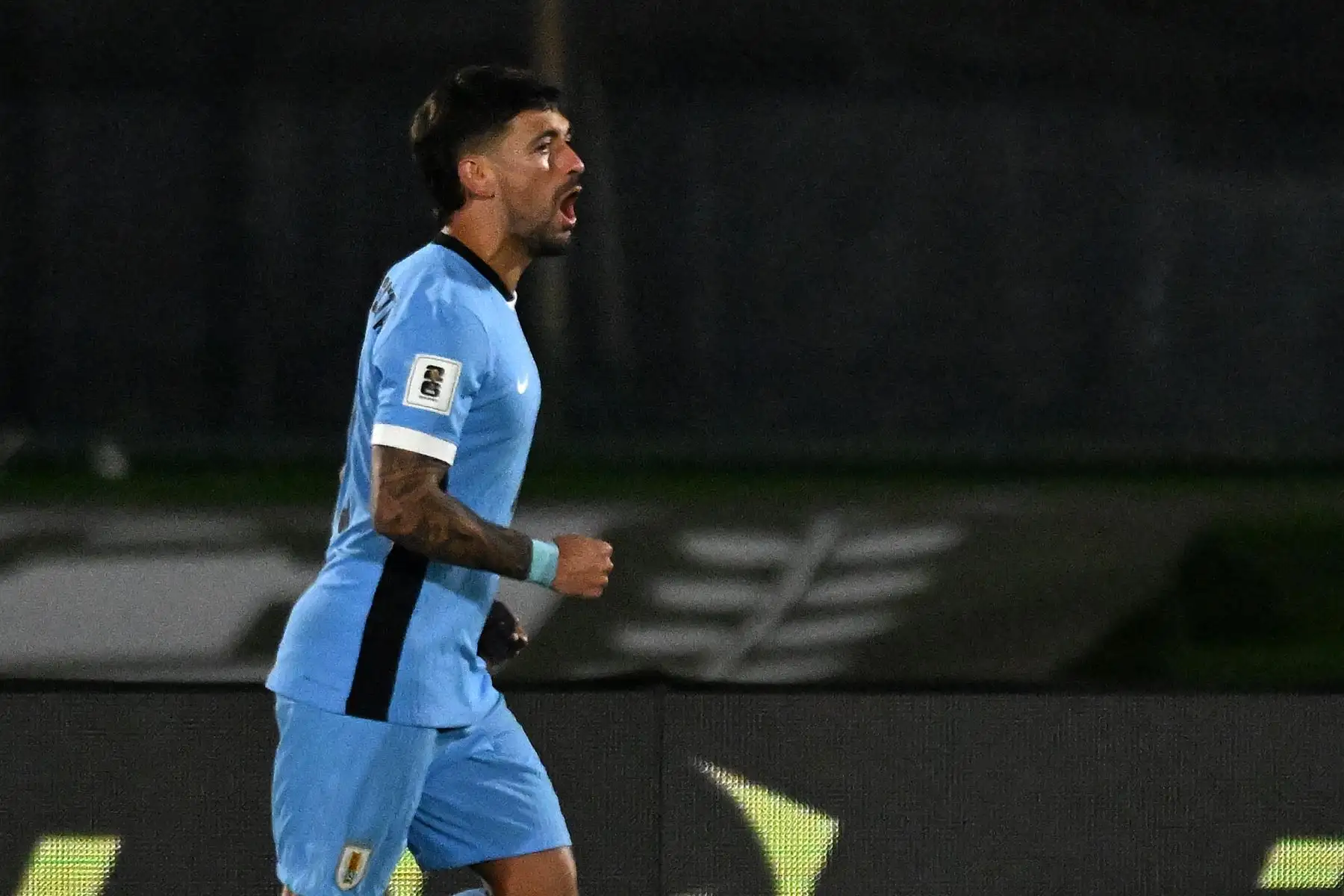 El mediocampista de Uruguay, Giorgian de Arrascaeta, celebra después de marcar el segundo gol de su equipo durante el partido de fútbol de las eliminatorias sudamericanas de la Copa Mundial de la FIFA 2026 entre Uruguay y Perú en el estadio Centenario de Montevideo el 4 de septiembre de 2025. Foto: AFP