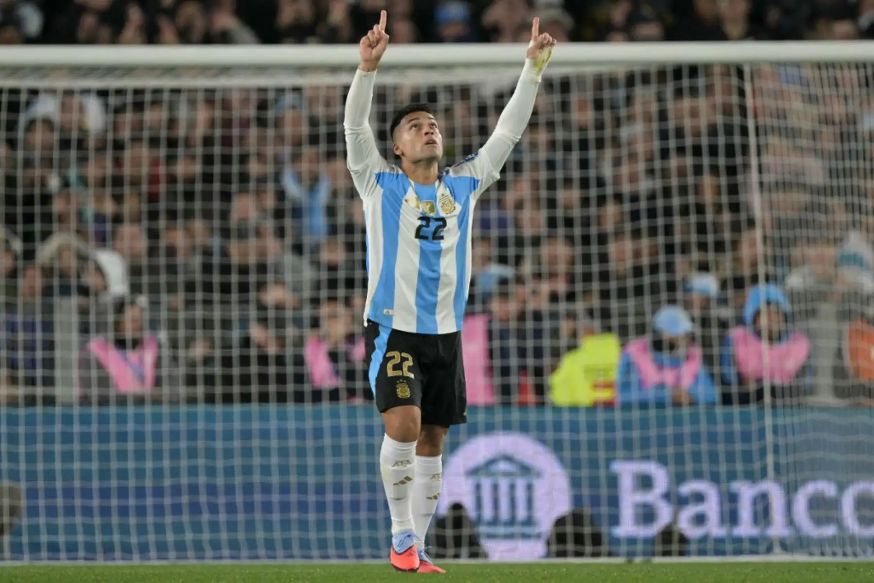 El delantero de Argentina, Lautaro Martínez, celebra después de marcar el segundo gol de su equipo durante el partido de clasificación sudamericana para la Copa Mundial de la FIFA 2026 entre Argentina y Venezuela en el estadio Monumental de Buenos Aires el 4 de septiembre de 2025. Foto: AFP
