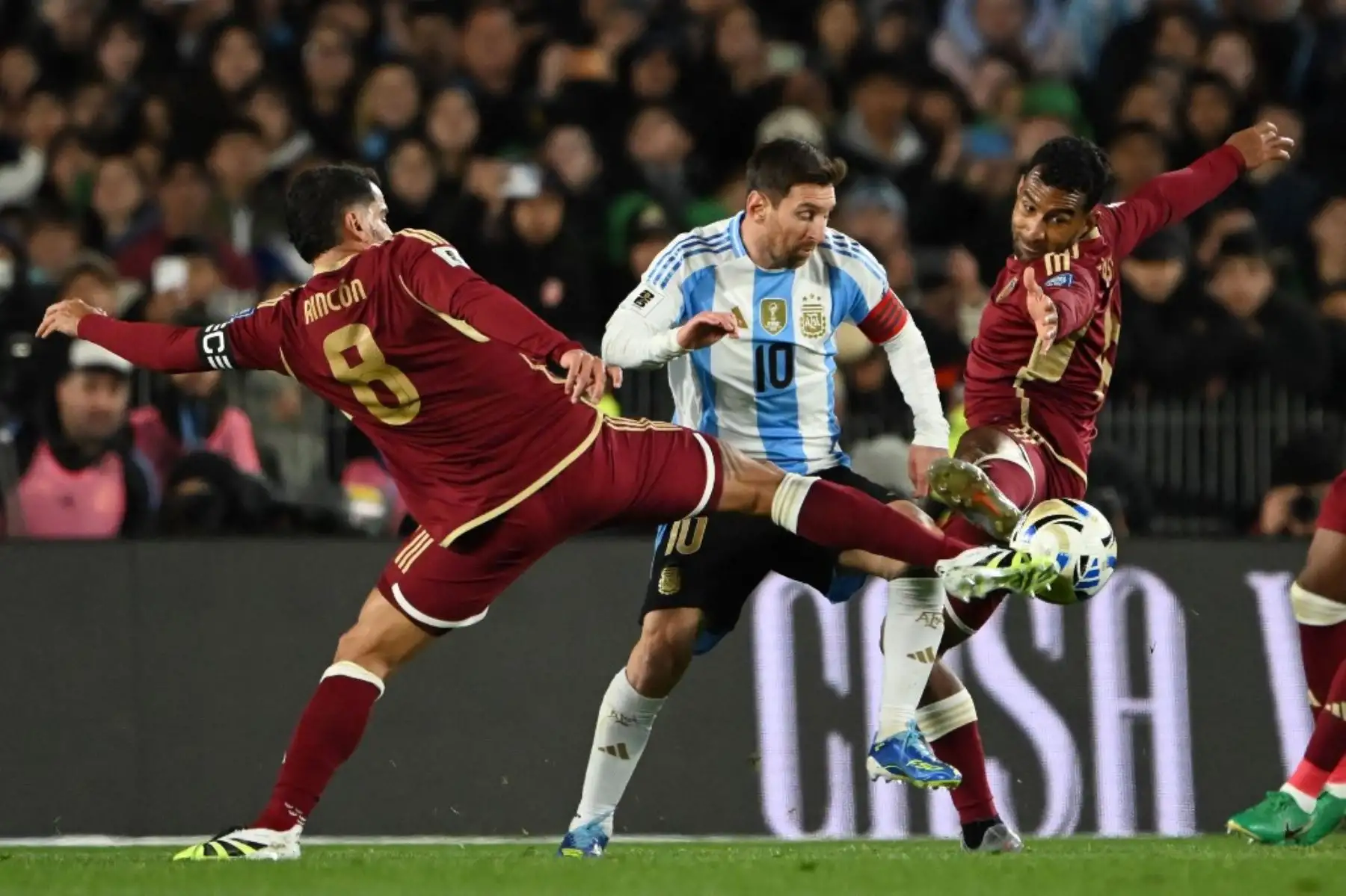 El delantero argentino Lionel Messi y los mediocampistas venezolanos Tomás Rincón y Cristian Casseres luchan por el balón durante el partido de fútbol de las eliminatorias sudamericanas de la Copa Mundial de la FIFA 2026 entre Argentina y Venezuela en el estadio Monumental en Buenos Aires el 4 de septiembre de 2025. Foto: AFP