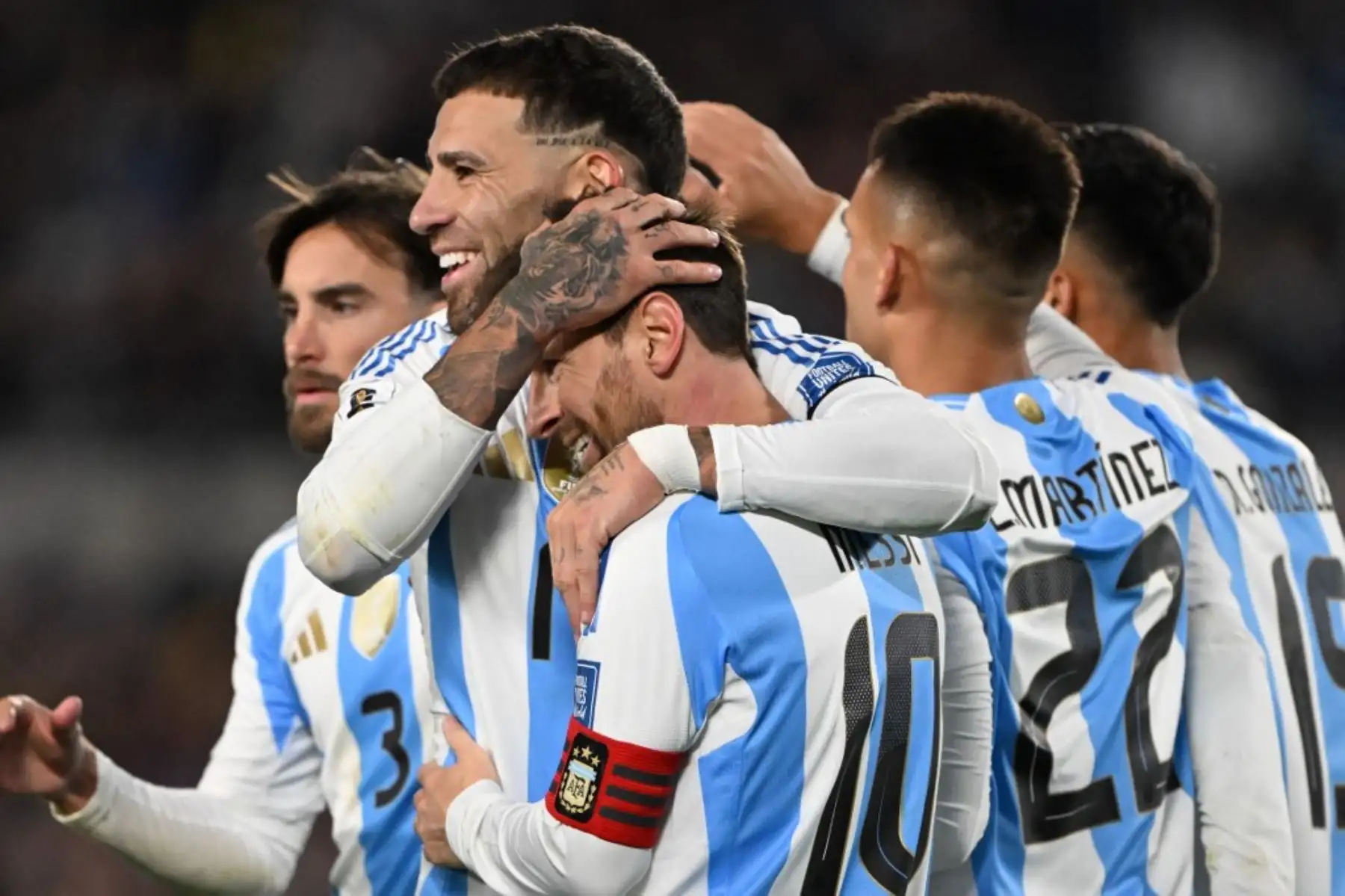 El delantero de Argentina, Lionel Messi, celebra con sus compañeros de equipo después de marcar su segundo gol durante el partido de clasificación sudamericana para la Copa Mundial de la FIFA 2026 entre Argentina y Venezuela en el estadio Monumental de Buenos Aires el 4 de septiembre de 2025. Foto: AFP