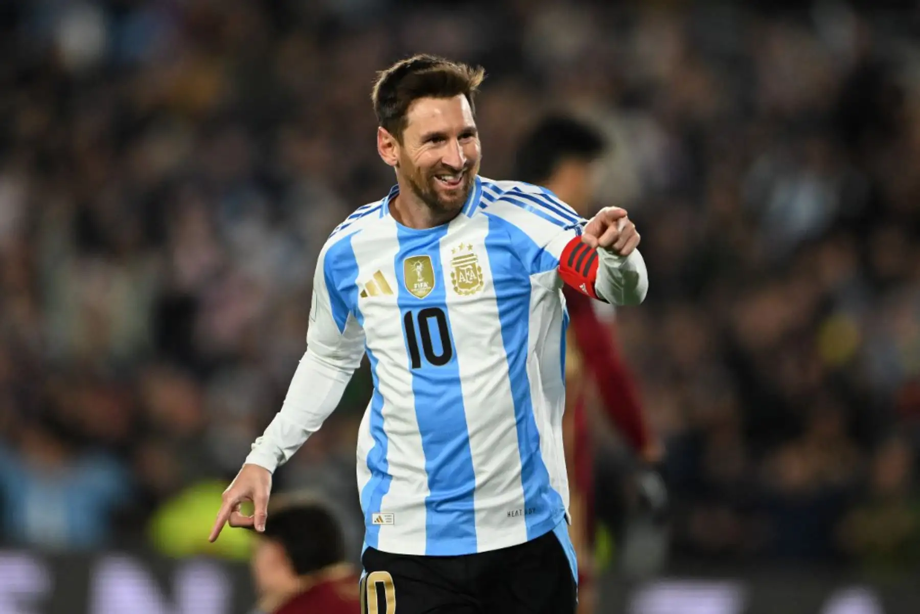 El delantero de Argentina, Lionel Messi, celebra su segundo gol durante el partido de clasificación sudamericana para la Copa Mundial de la FIFA 2026 entre Argentina y Venezuela en el estadio Monumental de Buenos Aires el 4 de septiembre de 2025. Foto: AFP
