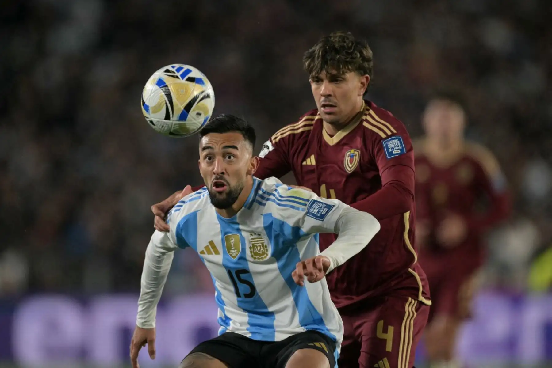 El delantero argentino Nicolás González y el defensor venezolano Jon Aramburu luchan por el balón durante el partido de clasificación sudamericana para la Copa Mundial de la FIFA 2026 entre Argentina y Venezuela en el estadio Monumental de Buenos Aires el 4 de septiembre de 2025. Foto: AFP