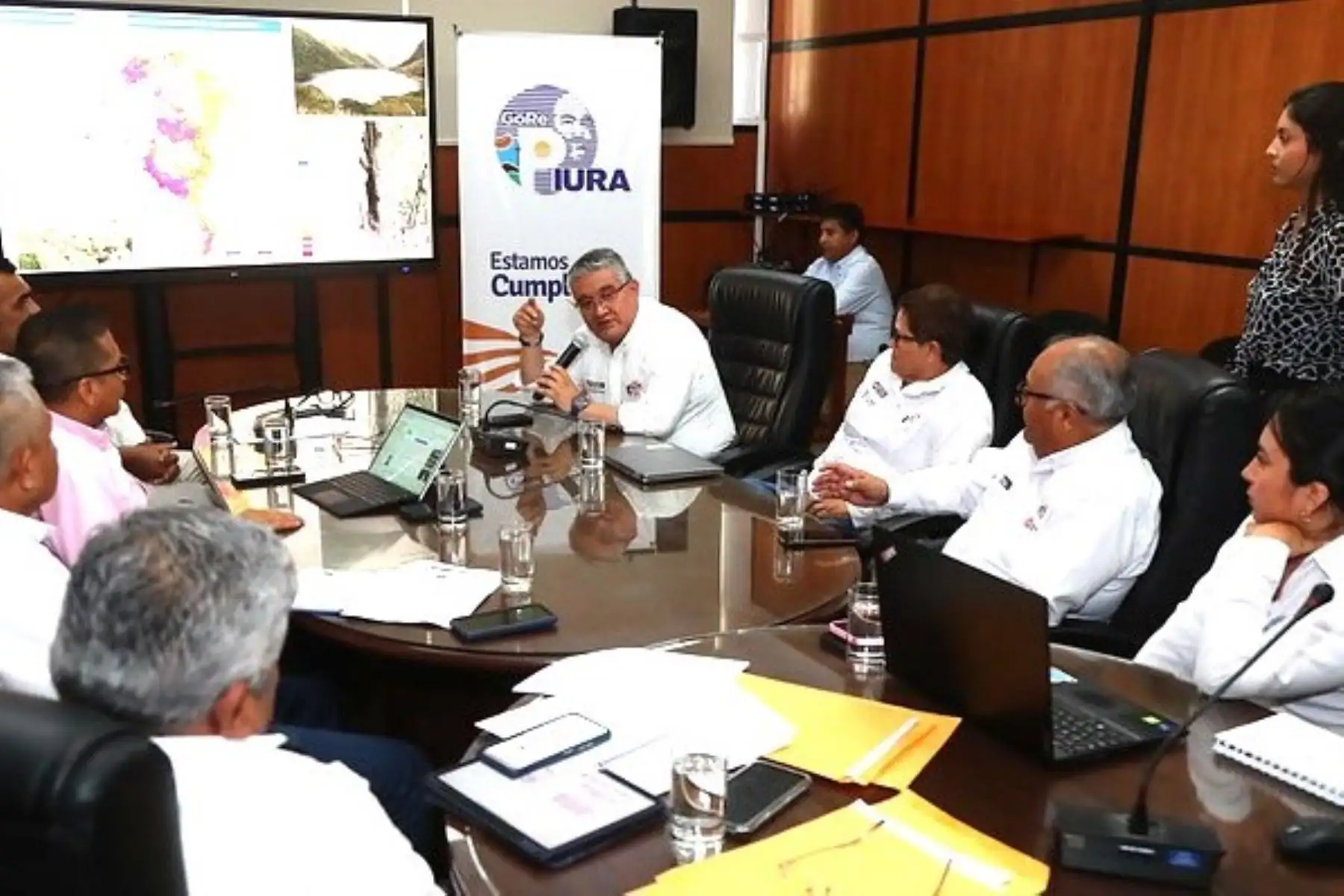 El ministro del Ambiente, Juan Carlos Castro Vargas, sostuvo una reunión con las autoridades regionales de Piura. Foto:Minam