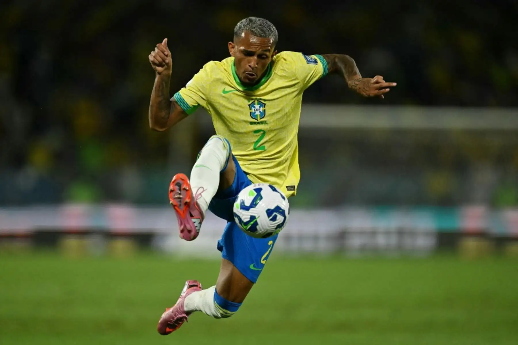 El defensor brasileño Wesley controla el balón durante el partido de clasificación sudamericana para la Copa Mundial de la FIFA 2026 entre Brasil y Chile, en el estadio Maracaná en Río de Janeiro, Brasil, el 4 de septiembre de 2025. Foto: AFP