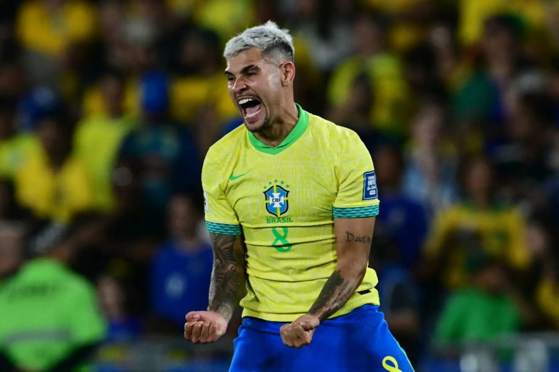 El mediocampista brasileño Bruno Guimaraes celebra el tercer gol de su equipo durante el partido de clasificación sudamericana para la Copa Mundial de la FIFA 2026 entre Brasil y Chile, en el estadio Maracaná en Río de Janeiro, Brasil, el 4 de septiembre de 2025. Foto: AFP