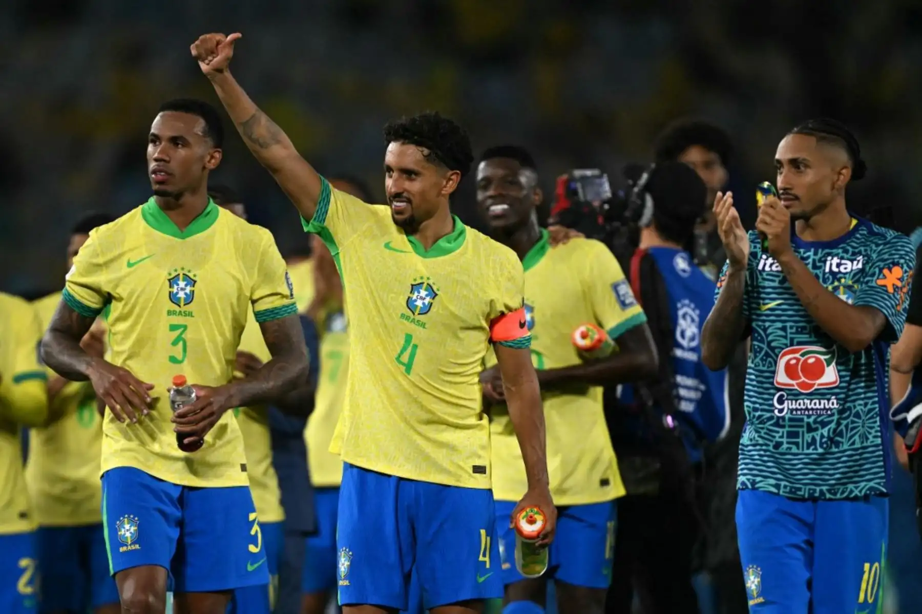 El defensor brasileño Marquinhos saluda a los fanáticos al final del partido de clasificación sudamericana para la Copa Mundial de la FIFA 2026 entre Brasil y Chile, en el estadio Maracaná en Río de Janeiro, Brasil, el 4 de septiembre de 2025. Foto: AFP