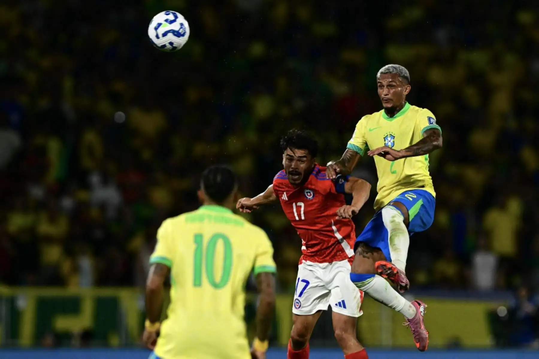El defensor de Brasil, Wesley, y el defensor de Chile, Gabriel Suazo, luchan por el balón durante el partido de clasificación sudamericana para la Copa Mundial de la FIFA 2026 entre Brasil y Chile, en el estadio Maracaná en Río de Janeiro, Brasil, el 4 de septiembre de 2025. Foto: AFP