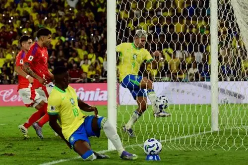 Brasil marca el tercer tanto de la goleada sobre Chile en Río de Janeiro. Foto: AFP