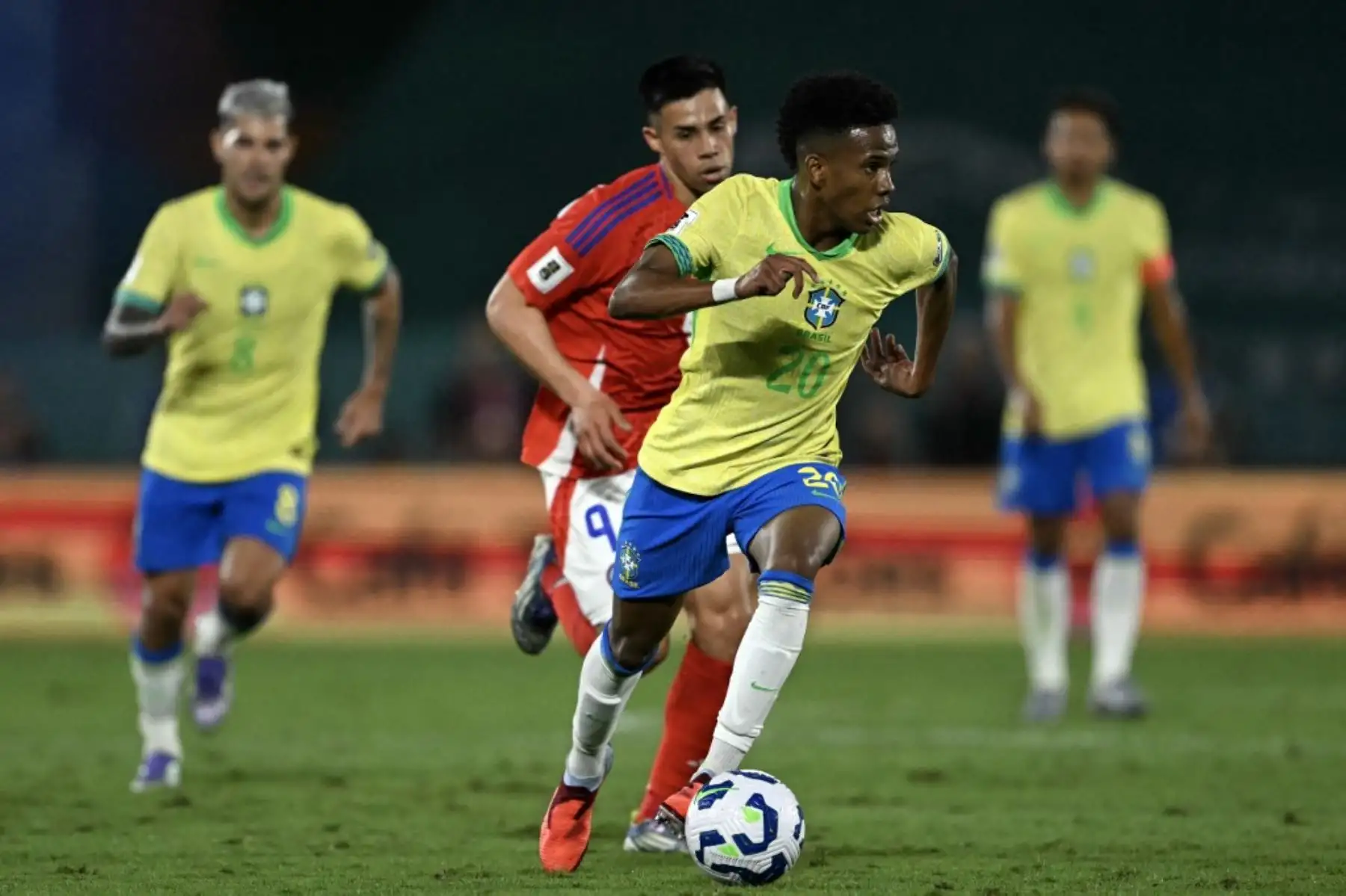El delantero de Brasil, Estevao, corre con el balón durante el partido de clasificación sudamericana para la Copa Mundial de la FIFA 2026 entre Brasil y Chile, en el estadio Maracaná en Río de Janeiro, Brasil, el 4 de septiembre de 2025. Foto: AFP