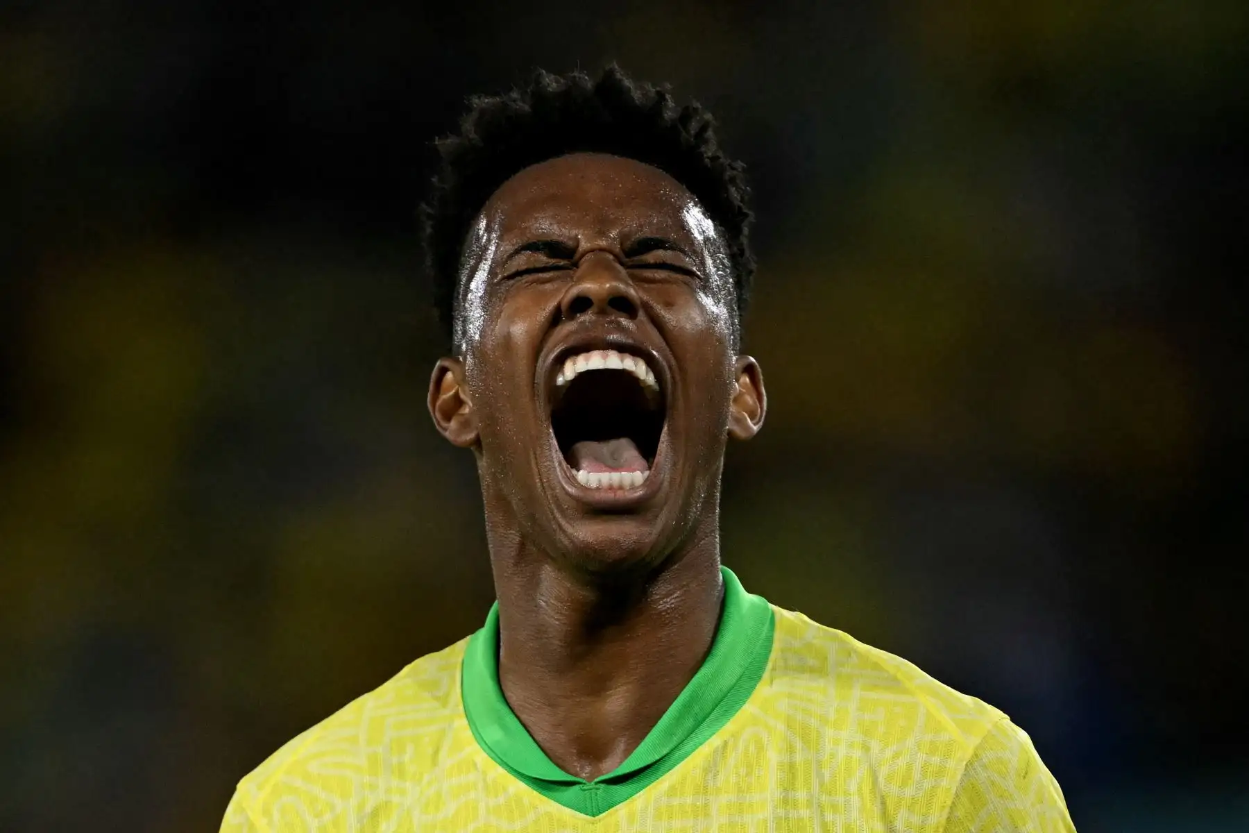 El delantero de Brasil, Estevao, celebra el primer gol de su equipo durante el partido de clasificación sudamericana para la Copa Mundial de la FIFA 2026 entre Brasil y Chile, en el estadio Maracaná en Río de Janeiro, Brasil, el 4 de septiembre de 2025. Foto: AFP