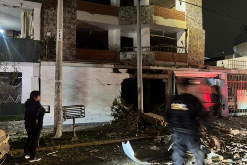 La detonación ocasionó un forado en vivienda en la cuadra 7 de la calle Lizarzaburu, frente al parque Perpetuo Socorro, en Trujillo. Foto: Cortesía Luis Puell