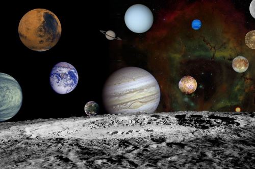 Este montaje de imágenes de los planetas y cuatro de las lunas de Júpiter tomadas por la nave espacial Voyager se contrapone a una imagen con color añadido de la nebulosa Roseta con la Luna de la Tierra en primer plano. Los datos de archivo de las misiones Voyager continúan produciendo nuevos descubrimientos científicos.Foto: NASA/JPL/ASU