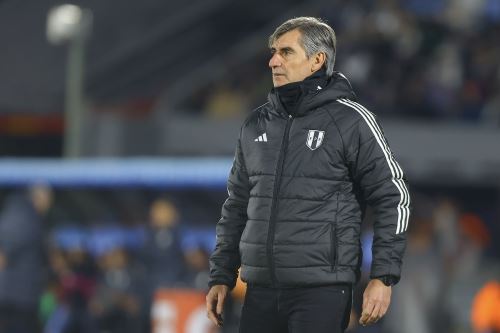 Óscar Ibáñez, dirige un partido por las eliminatorias a la Copa Mundial 2026 entre Uruguay y Perú. Foto: EFE