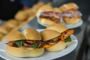 El pan con chicharrón busca tu voto para vencer a la arepa. Foto: ANDINA