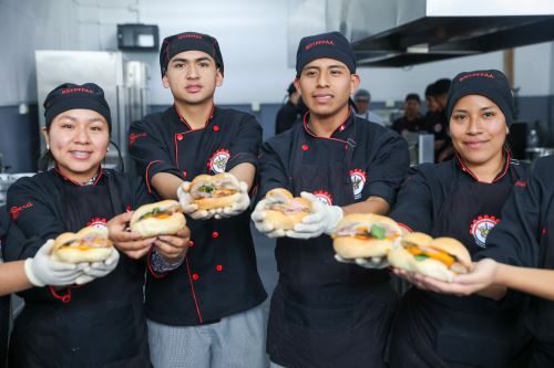 Pan con chicharrón fue protagonista del “Gran desayuno peruano por la Defensa”