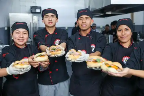 Pan con chicharrón fue protagonista del “Gran desayuno peruano por la Defensa”