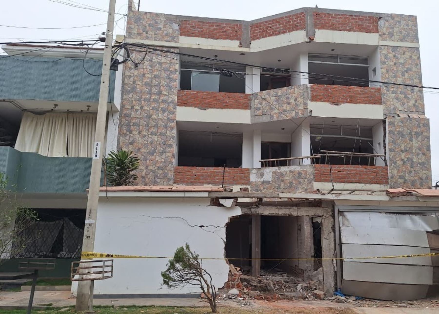 Ante un nuevo atentado con explosivos en Trujillo, el gobernador regional de La Libertad, César Acuña, reiteró su propuesta de declarar el estado de sitio y el toque de queda en la provincia de Trujillo. Foto: Luis Puell