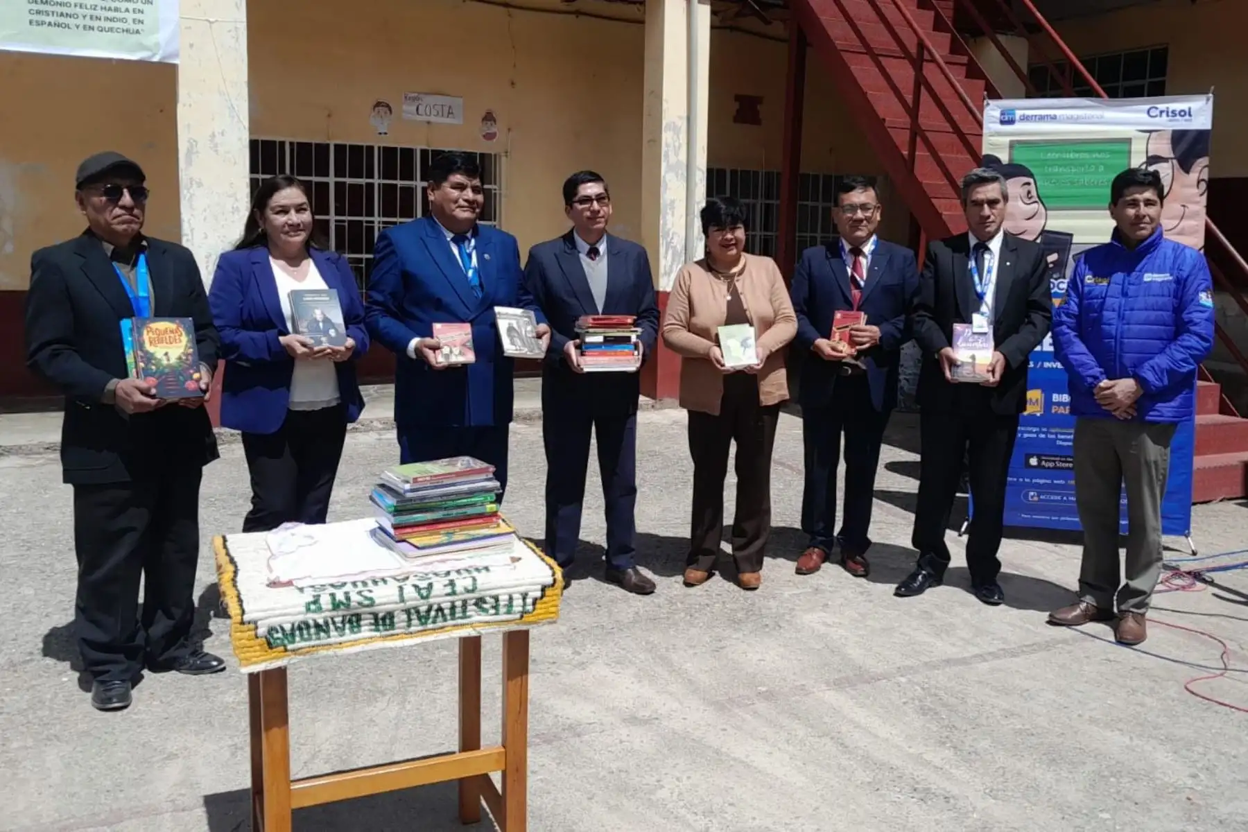 Profesor Daniel Zevallos recibió el reconocimiento como Mejor Maestro Lector del mes. Foto: ANDINA/Difusión