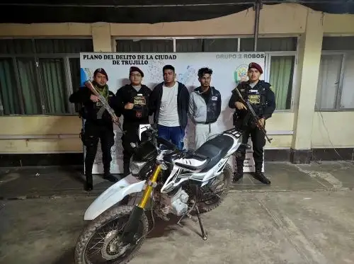 La Policía Nacional desarticuló a una banda criminal que estaría implicada en el atentado explosivo perpetrado anoche en Trujillo. En la intervención se detuvo a tres presuntos integrantes de esta banda.
