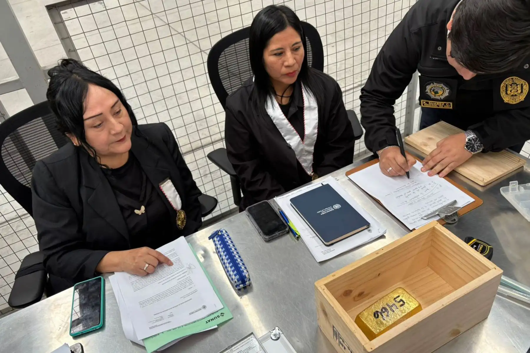 Fiscales que  encabezaron operación de incautación de oro. Foto: ANDINA/Difusión