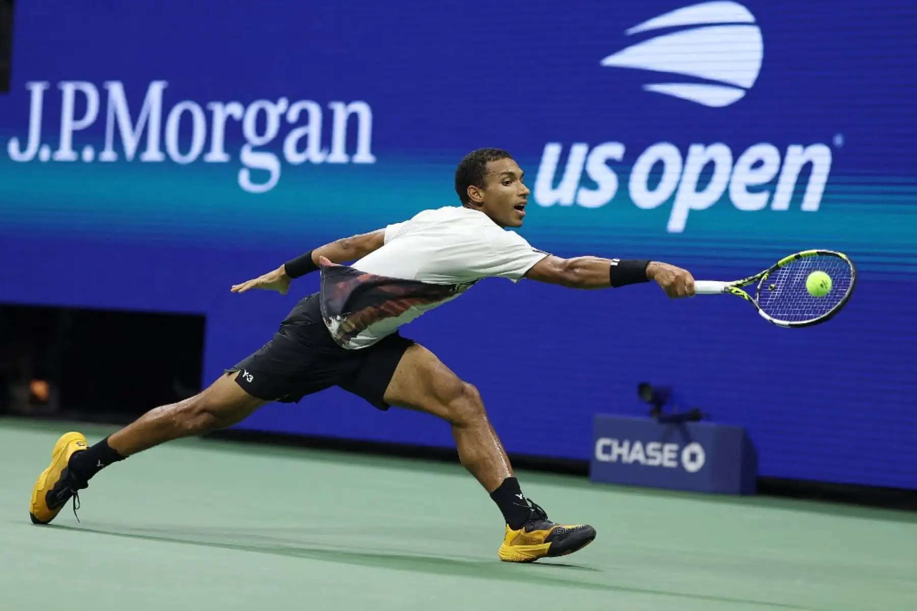 Felix Auger-Aliassime de Canadá devuelve un tiro contra Jannik Sinner de Italia durante su partido de semifinales masculina en el día trece del US Open 2025 en el USTA Billie Jean King National Tennis Center de Nueva York el 5 de septiembre de 2025. Foto: Getty Images / AFP