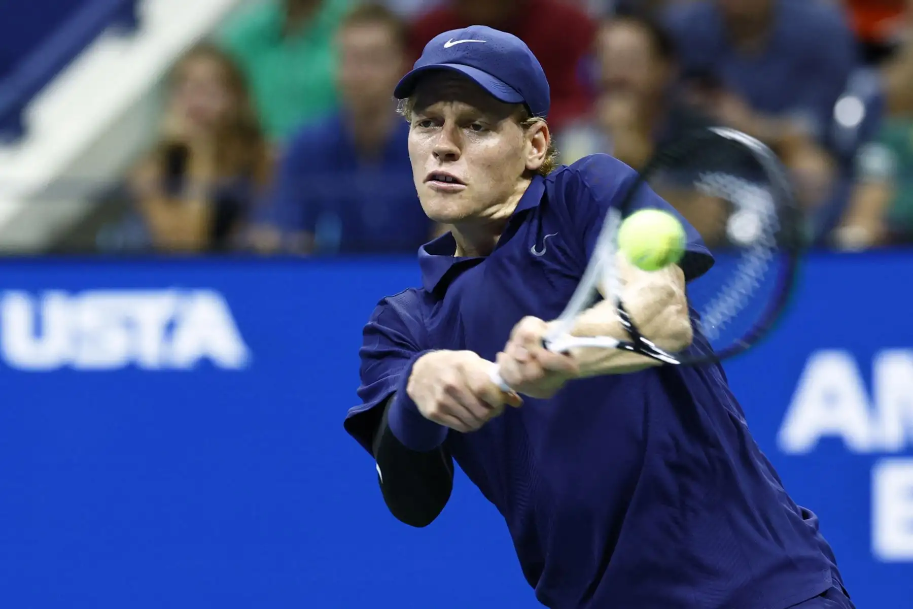 Jannik Sinner de Italia devuelve un tiro contra Felix Auger-Aliassime de Canadá durante su partido de semifinales individuales masculino en el día trece del Open de Estados Unidos 2025 en el Centro Nacional de Tenis USTA Billie Jean King de Nueva York el 5 de septiembre de 2025. Foto: AFP