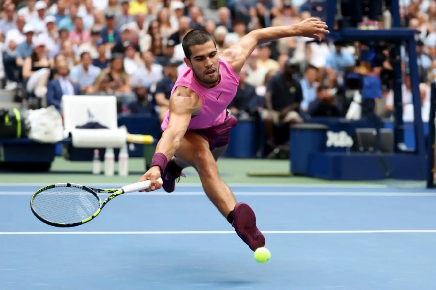 Carlos Alcaraz de España realiza un golpe de ataque contra Novak Djokovic de Serbia durante su partido de semifinales masculina en el día trece del Open de Estados Unidos 2025 en el Centro Nacional de Tenis USTA Billie Jean King de Nueva York el 5 de septiembre de 2025. Foto: Getty Images / AFP