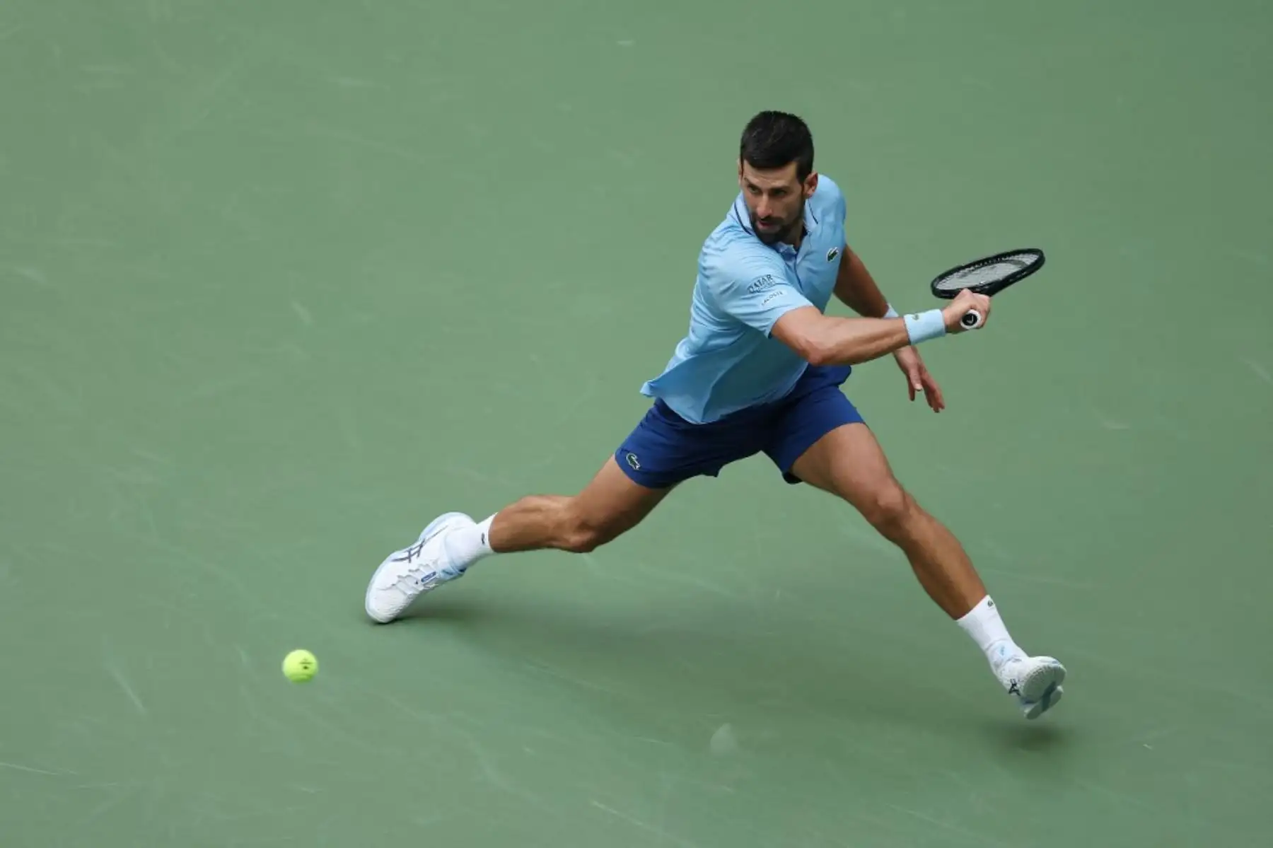 Novak Djokovic de Serbia regresa un tiro contra Carlos Alcaraz de España durante su partido de semifinales masculina en el día trece del US Open 2025 en el USTA Billie Jean King National Tennis Center de Nueva York el 5 de septiembre de 2025. Foto: Getty Images / AFP
