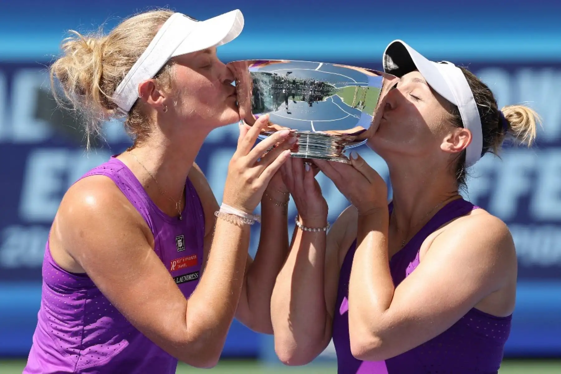 Erin Routliffe de Nueva Zelanda y su compañera Gabriela Dabrowski de Canadá posan con su trofeo después de derrotar a Taylor Townsend de los Estados Unidos y Katerina Siniakova de la República Checa para ganar la final de dobles femeninos en el día trece del US Open 2025 en el Centro Nacional de Tenis USTA Billie Jean King. Foto: Getty Images / AFP