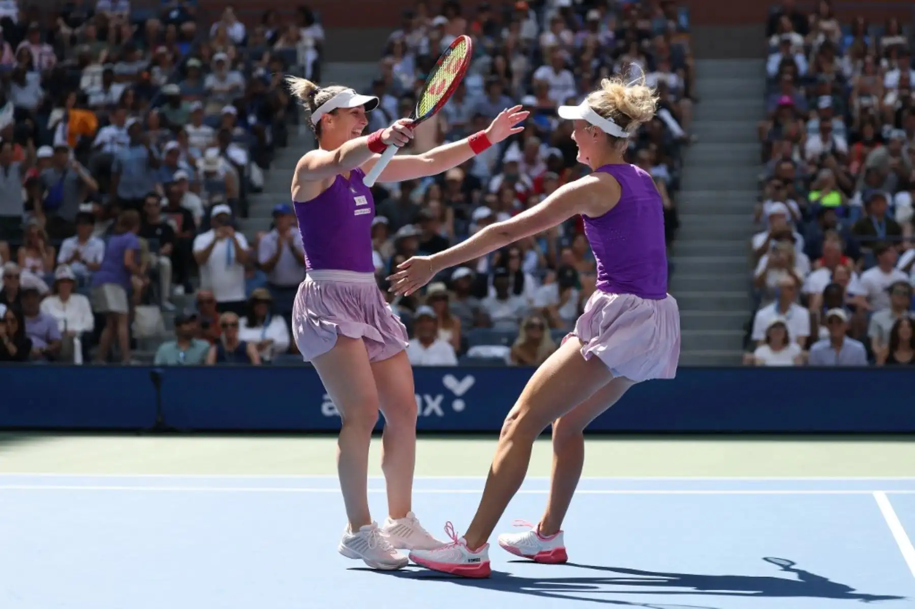 Erin Routliffe de Nueva Zelanda y su compañera Gabriela Dabrowski de Canadá celebran después de vencer a Taylor Townsend de los Estados Unidos y Katerina Siniakova de la República Checa en la final de dobles femeninos en el día trece del US Open 2025 en el Centro Nacional de Tenis USTA Billie Jean King. Foto: Getty Images / AFP