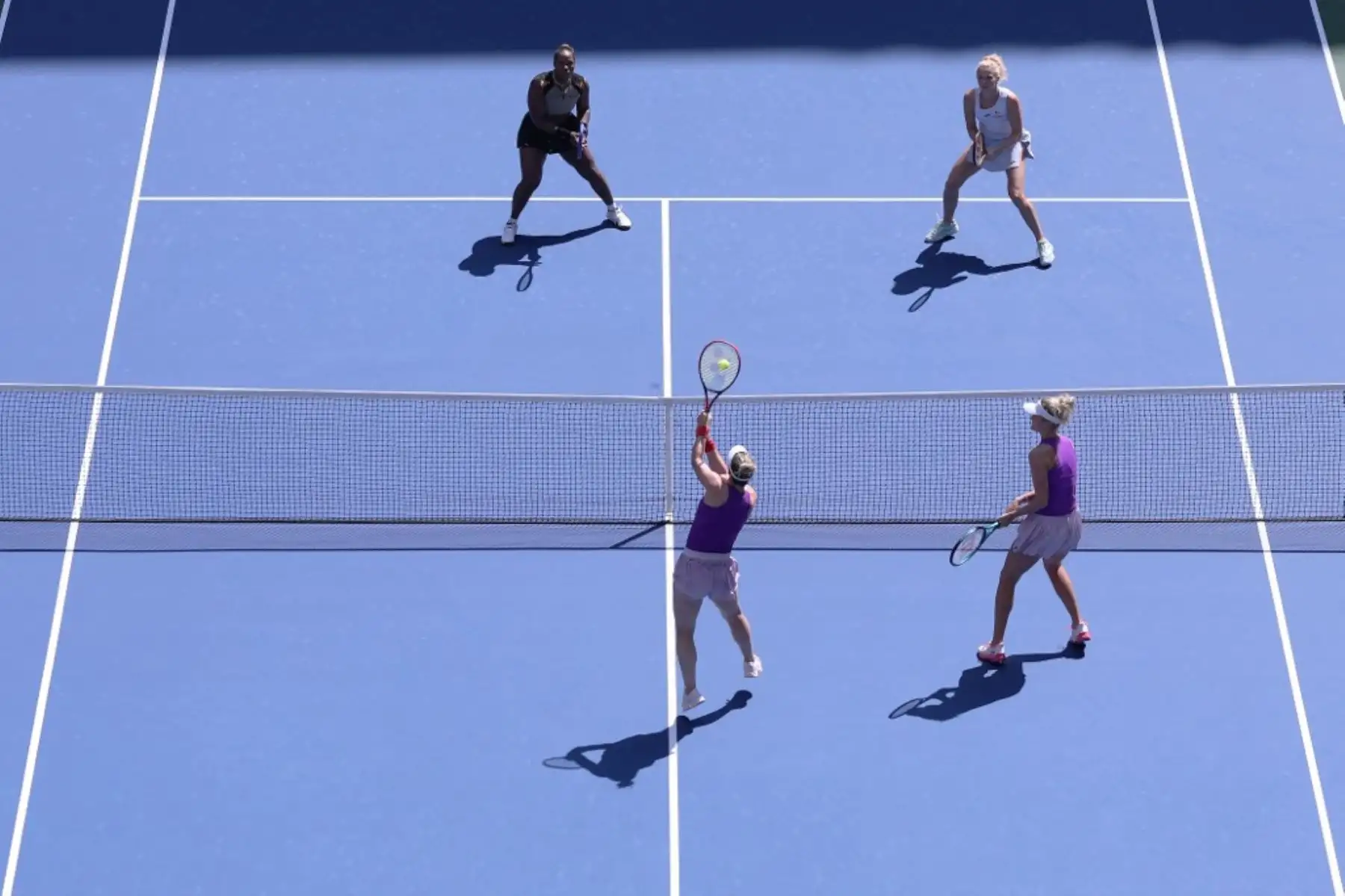 Gabriela Dabrowski de Canadá devuelve un tiro mientras su compañera Erin Routliffe de Nueva Zelanda vigila a Taylor Townsend de los Estados Unidos y Katerina Siniakova de la República Checa durante su partido final de dobles femeninos en el día trece del US Open 2025 en el Centro Nacional de Tenis USTA Billie Jean King. Foto: Getty Images / AFP
