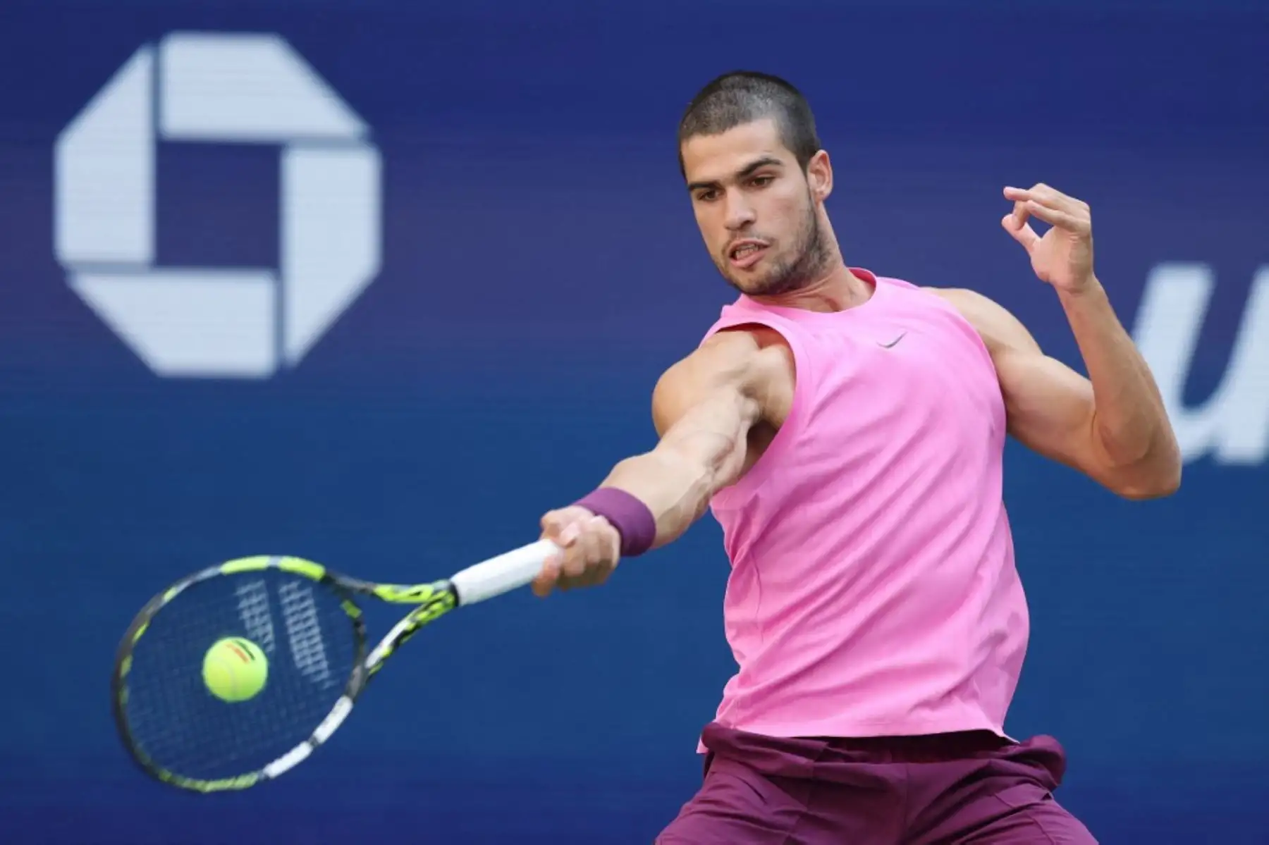 Carlos Alcaraz de España regresa un tiro contra Novak Djokovic de Serbia durante su partido de semifinales masculina en el día trece del US Open 2025 en el USTA Billie Jean King National Tennis Center de Nueva York el 5 de septiembre de 2025. Foto: Getty Images / AFP