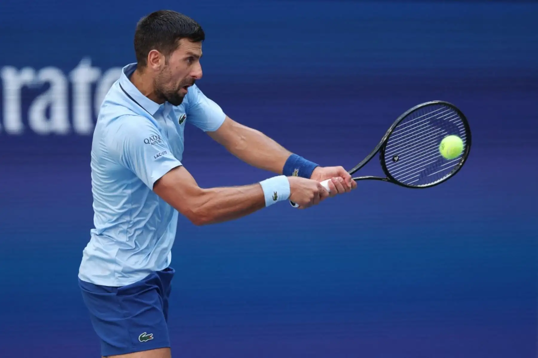 Novak Djokovic de Serbia regresa un tiro contra Carlos Alcaraz de España durante su partido de semifinales masculina en el día trece del US Open 2025 en el USTA Billie Jean King National Tennis Center de Nueva York el 5 de septiembre de 2025. Foto: Getty Images / AFP