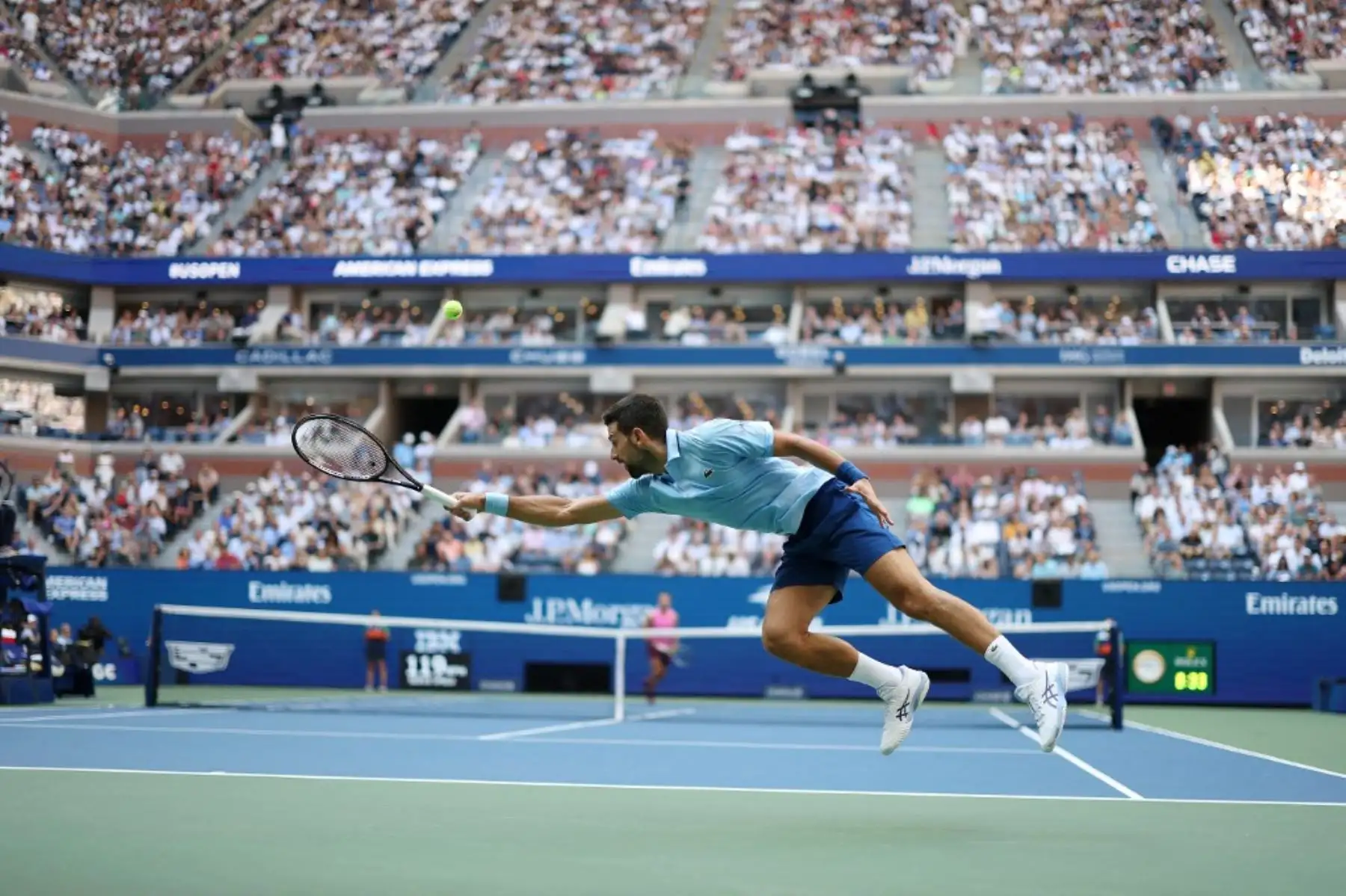 Novak Djokovic de Serbia regresa un tiro contra Carlos Alcaraz de España durante su partido de semifinales masculina en el día trece del US Open 2025 en el USTA Billie Jean King National Tennis Center de Nueva York el 5 de septiembre de 2025. Foto: Getty Images / AFP