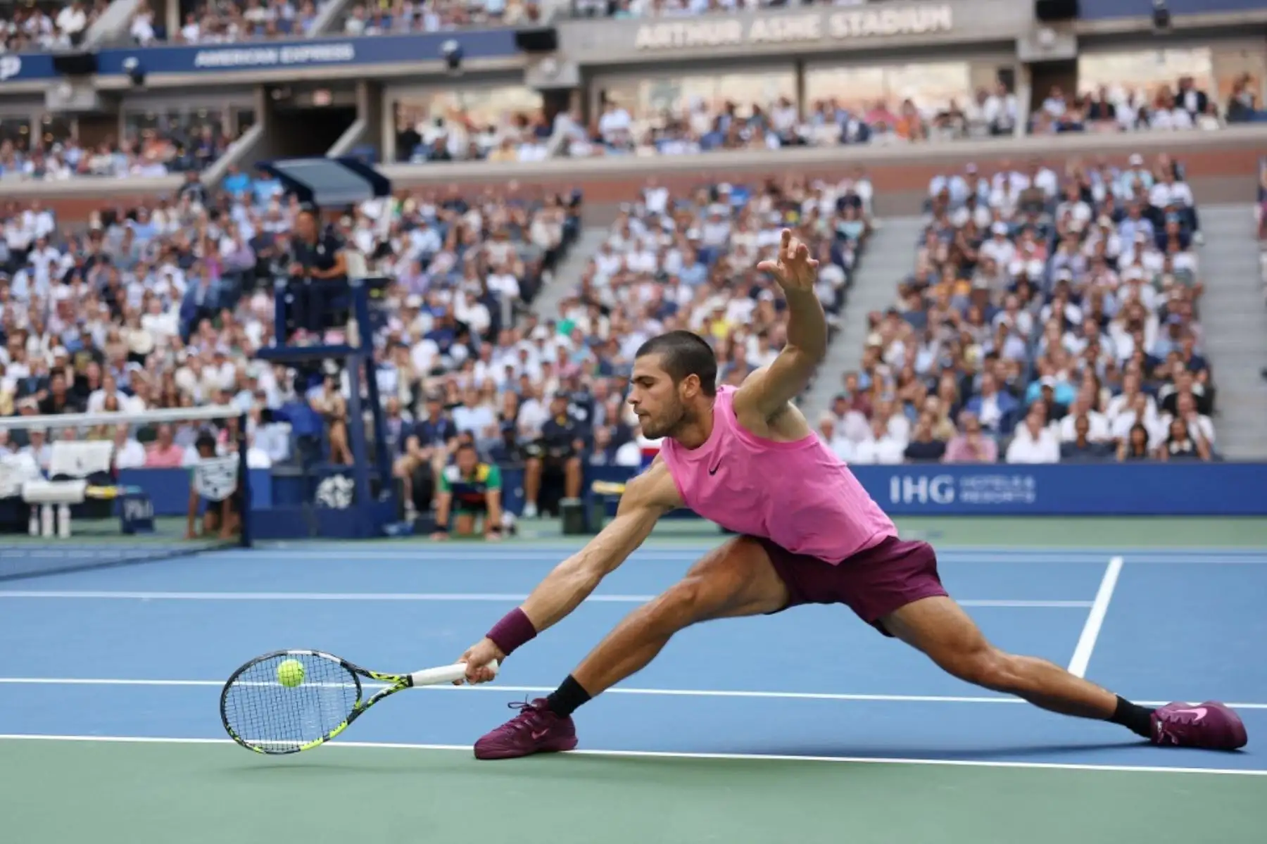 Carlos Alcaraz de España regresa un tiro contra Novak Djokovic de Serbia durante su partido de semifinales masculina en el día trece del US Open 2025 en el USTA Billie Jean King National Tennis Center de Nueva York el 5 de septiembre de 2025. Foto: Getty Images / AFP