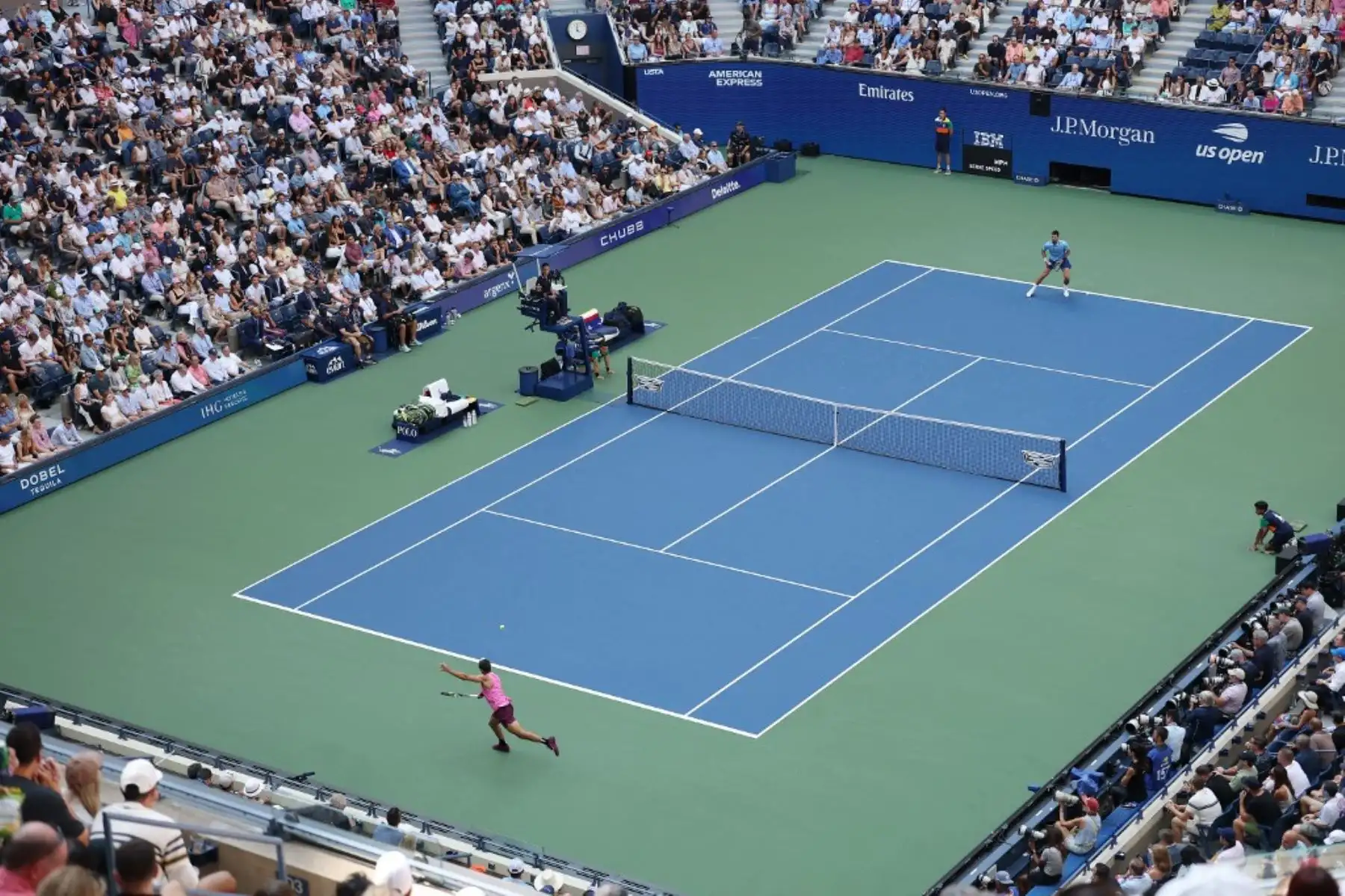 Carlos Alcaraz de España regresa un tiro contra Novak Djokovic de Serbia durante su partido de semifinales masculina en el día trece del US Open 2025 en el USTA Billie Jean King National Tennis Center de Nueva York el 5 de septiembre de 2025. Foto: Getty Images / AFP