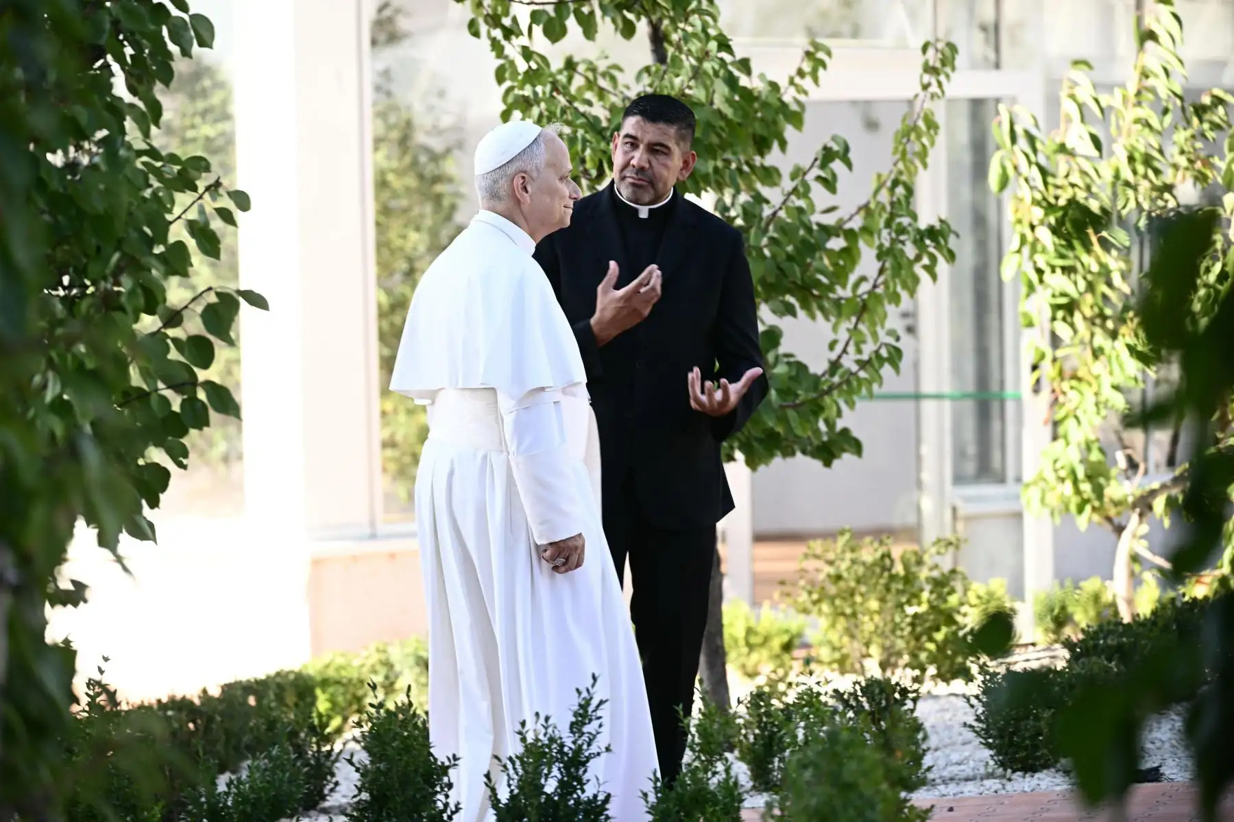 El Papa León XIV escucha al Padre Manuel Dorantes, Director de Administración y Gestión, durante la inauguración del Centro de Formación Avanzada «Borgo Laudato Si