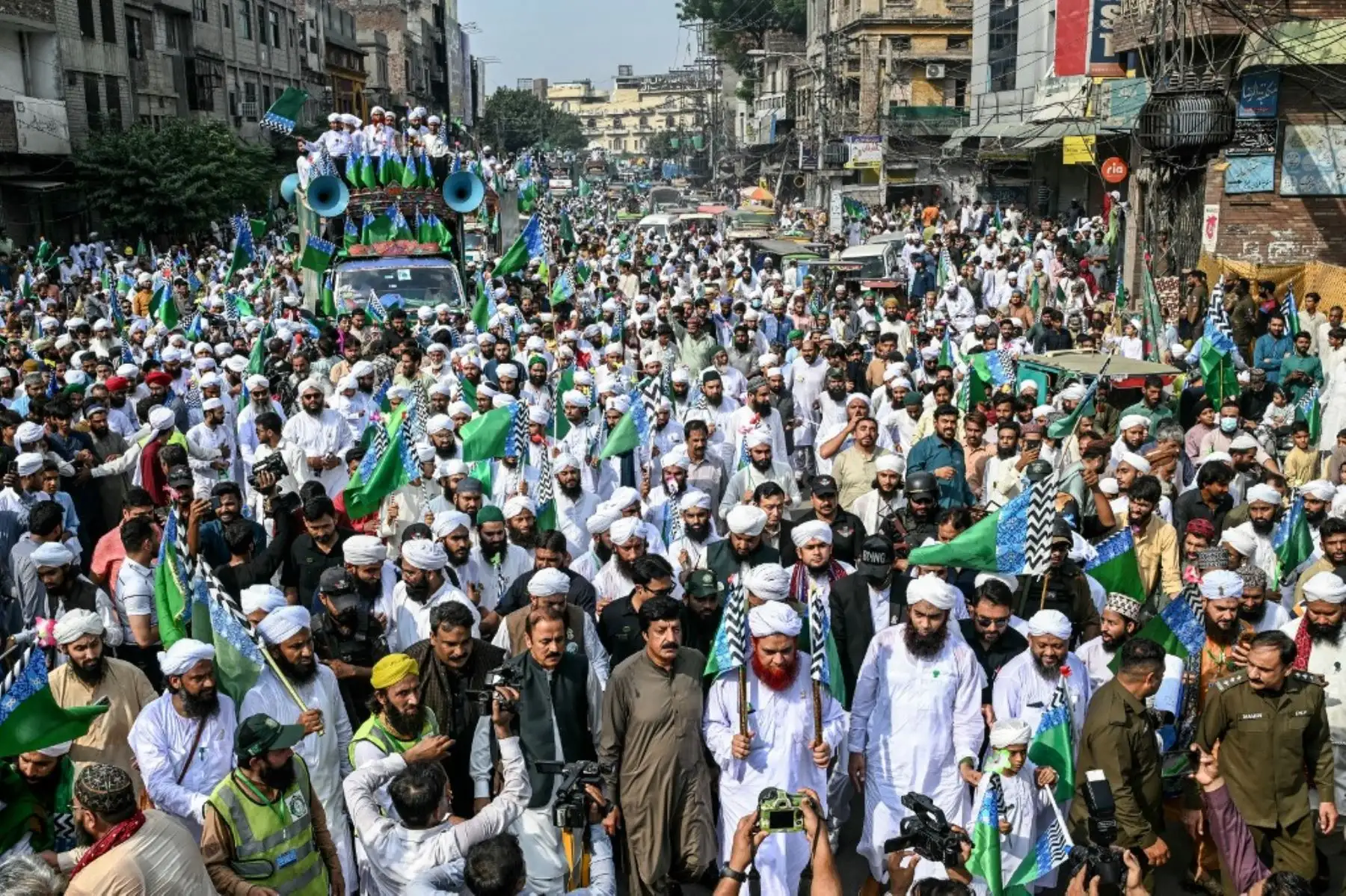 Devotos musulmanes portando banderas religiosas participan en una procesión para celebrar el Eid-e-Milad-un-Nabi, que conmemora el aniversario del nacimiento del profeta Mahoma, en Lahore, Pakistán, el 6 de septiembre de 2025. Foto: AFP