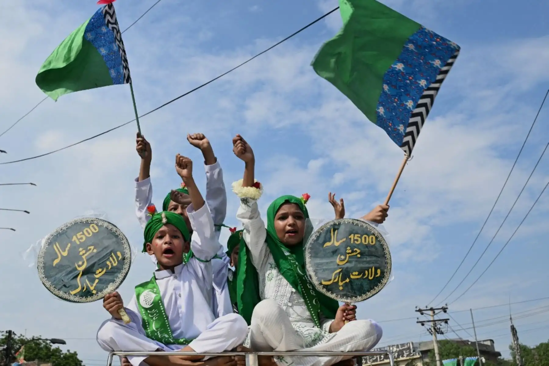 Devotos musulmanes portando banderas religiosas participan en una procesión para celebrar el Eid-e-Milad-un-Nabi, que conmemora el aniversario del nacimiento del profeta Mahoma, en Lahore, Pakistán, el 6 de septiembre de 2025. Foto: AFP