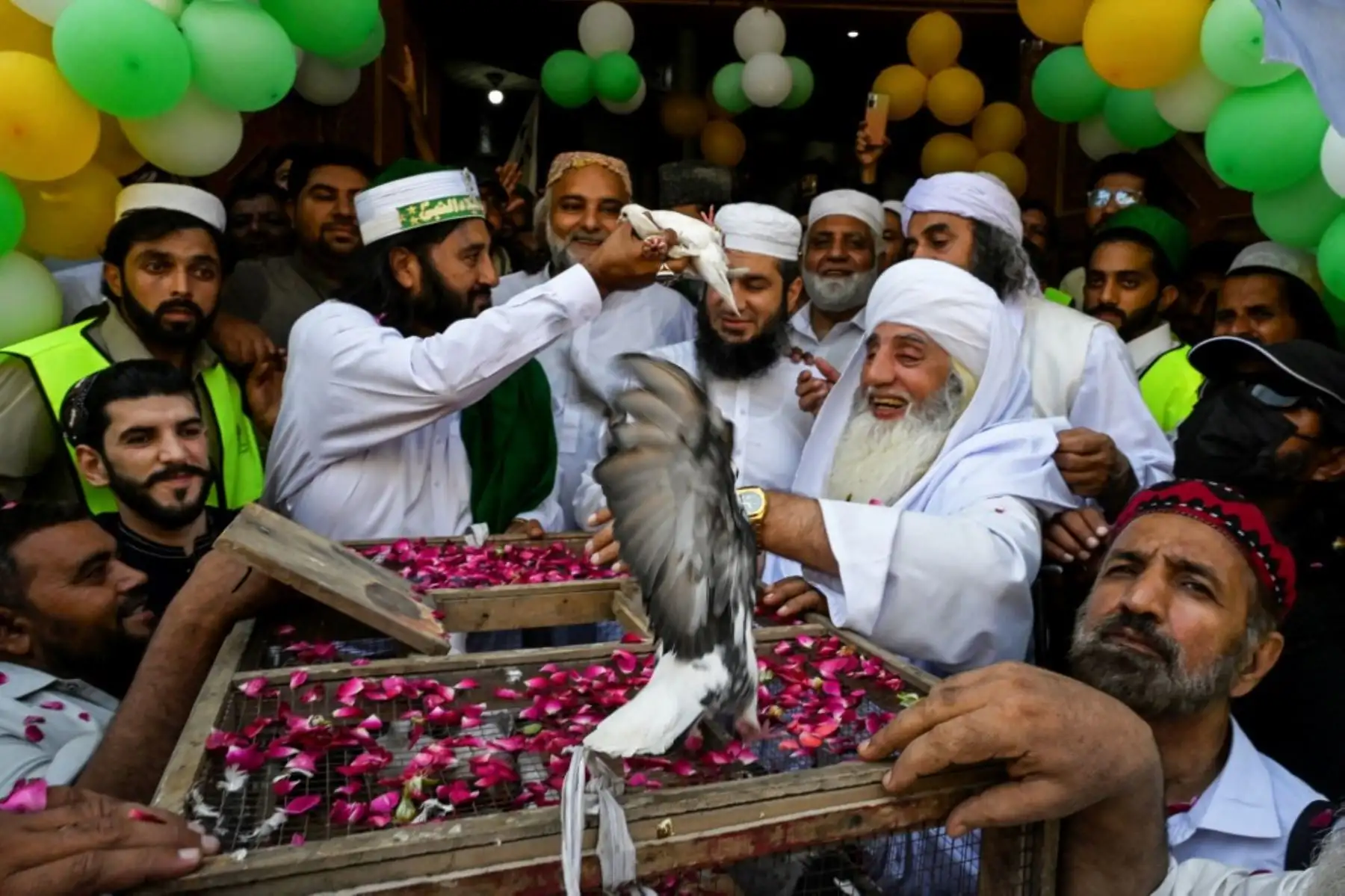 Devotos musulmanes liberan pájaros enjaulados con motivo del Eid-e-Milad-un-Nabi, que conmemora el aniversario del nacimiento del Profeta Mahoma, en Peshawar, Pakistán, el 6 de septiembre de 2025. Foto: AFP