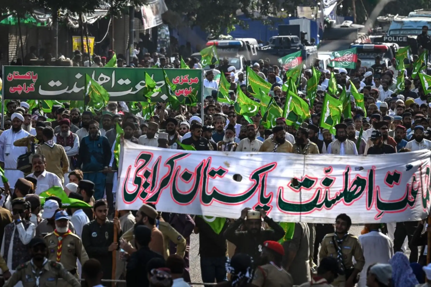 Devotos musulmanes participan en una procesión para celebrar el Eid-e-Milad-un-Nabi, que conmemora el aniversario del nacimiento del Profeta Mahoma, en Karachi, Pakistán el 6 de septiembre de 2025. Foto: AFP