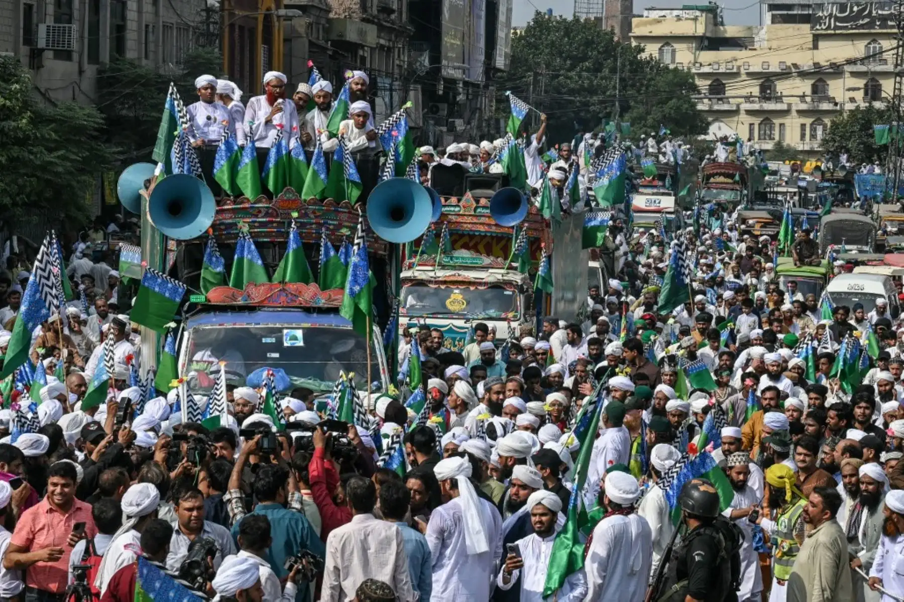 Devotos musulmanes portando banderas religiosas participan en una procesión para celebrar el Eid-e-Milad-un-Nabi, que conmemora el aniversario del nacimiento del profeta Mahoma, en Lahore, Pakistán, el 6 de septiembre de 2025. Foto: AFP
