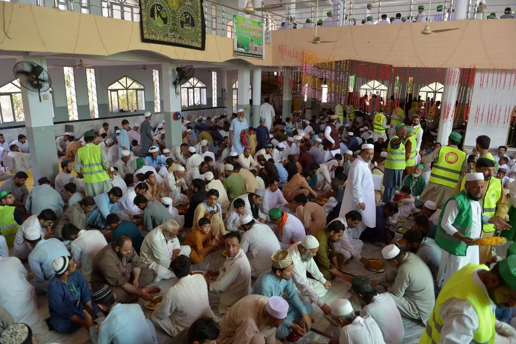 Personas se congregan para comer arroz como parte de las celebraciones del Mawlid al-Nabi, el cumpleaños del profeta Mahoma, en Peshawar, Pakistán, el 6 de septiembre de 2025. Mawlid se celebra el día 12 de Rabi al-Awwal (el tercer mes del calendario islámico) en el Islam sunita y el día 17 en el Islam chiita. Foto: EFE