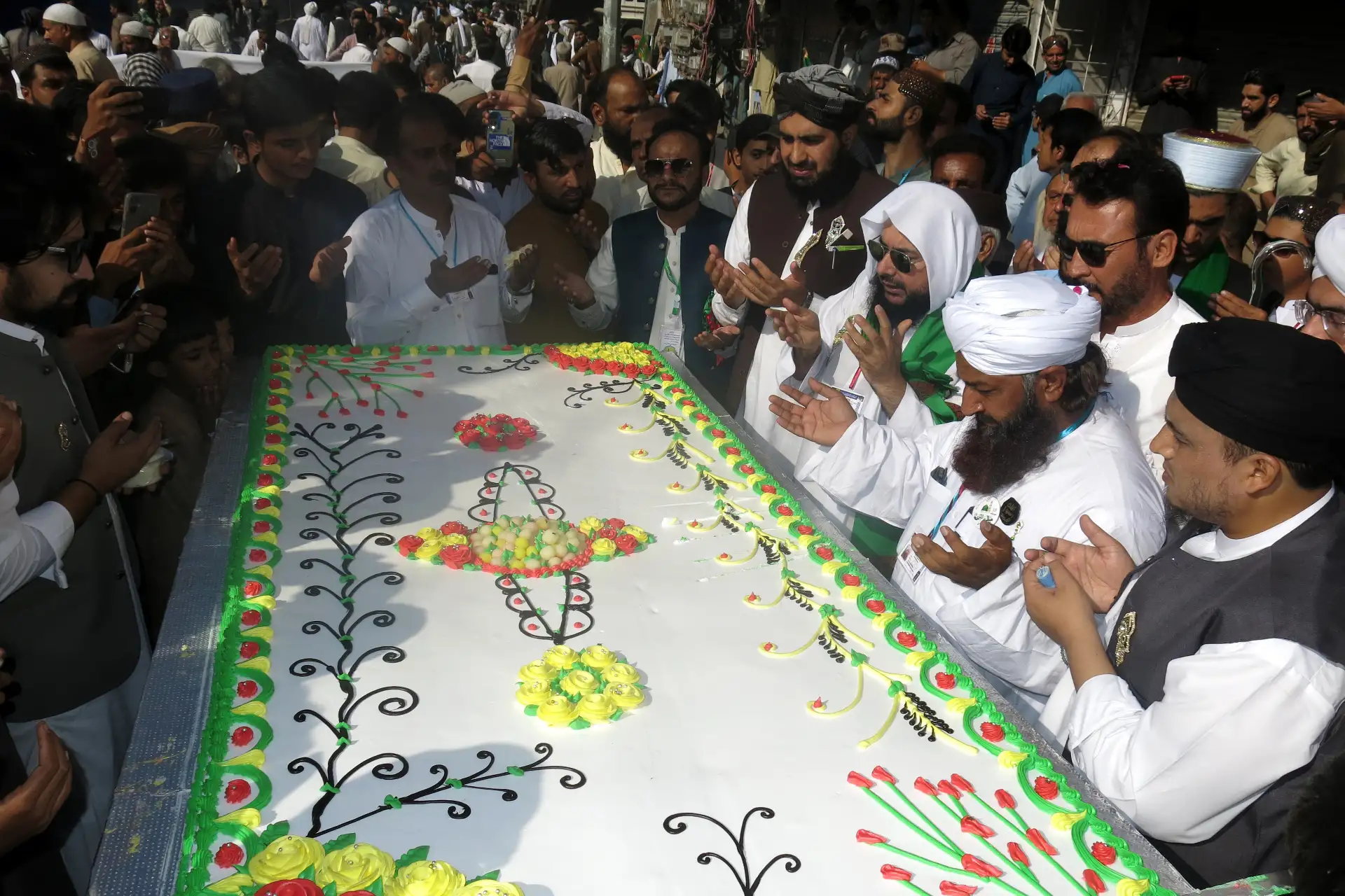 Devotos rezan alrededor de un pastel para celebrar el Mawlid al-Nabi, el aniversario del nacimiento del profeta Mahoma, en Quetta, la capital provincial de Baluchistán, Pakistán, el 6 de septiembre de 2025. Mawlid se celebra el día 12 de Rabi al-Awwal (el tercer mes del calendario islámico) en el Islam sunita y el día 17 en el Islam chiita. Foto: EFE