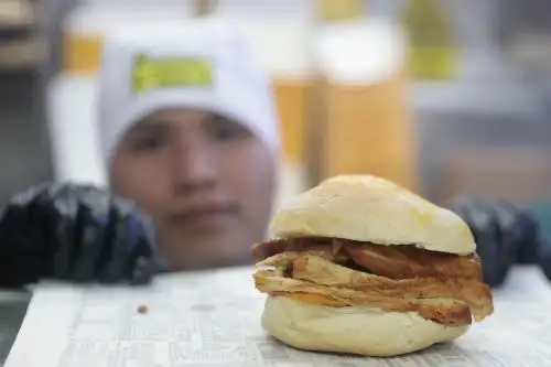 Fiebre del pan con chicharrón continúa en diversos locales de Lima