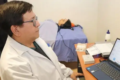 Instituto Nacional de Rehabilitación adquiere moderno equipo para diagnosticar alteraciones auditivas. Foto: Minsa