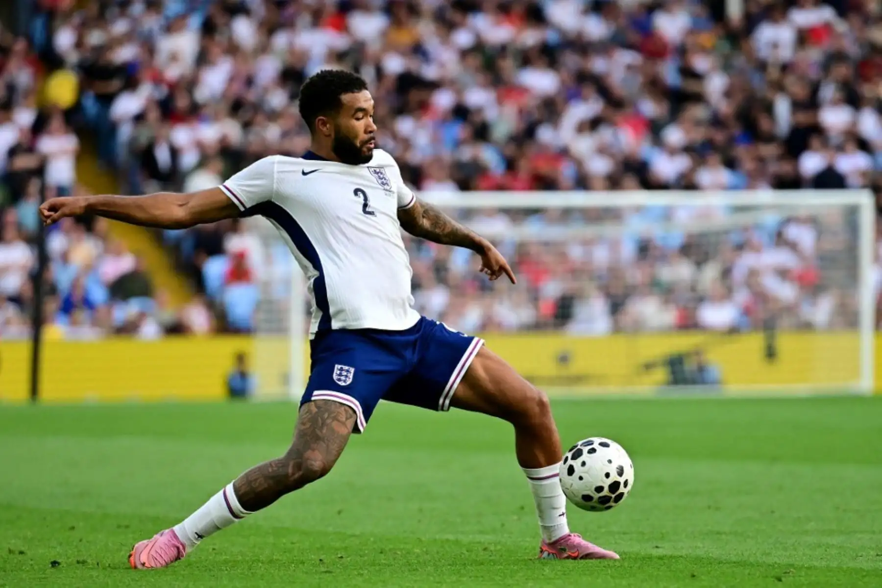 El defensor de Inglaterra Reece James controla el balón durante el partido de clasificación para el Grupo K de la Copa Mundial 2026 entre Inglaterra y Andorra en Villa Park, Birmingham, el 6 de septiembre de 2025. Foto: AFP