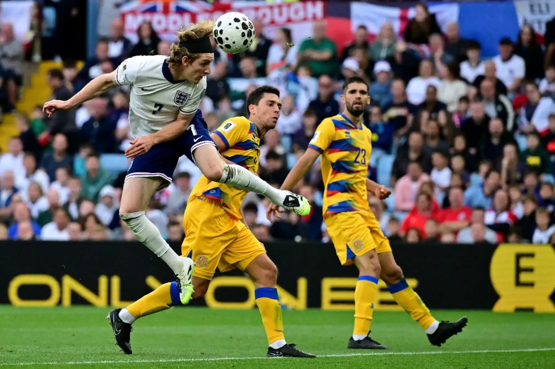 El centrocampista de Inglaterra Anthony Gordon cabecea el balón durante el partido de clasificación para el Grupo K de la Copa Mundial 2026 entre Inglaterra y Andorra en Villa Park, Birmingham, el 6 de septiembre de 2025. Foto: AFP