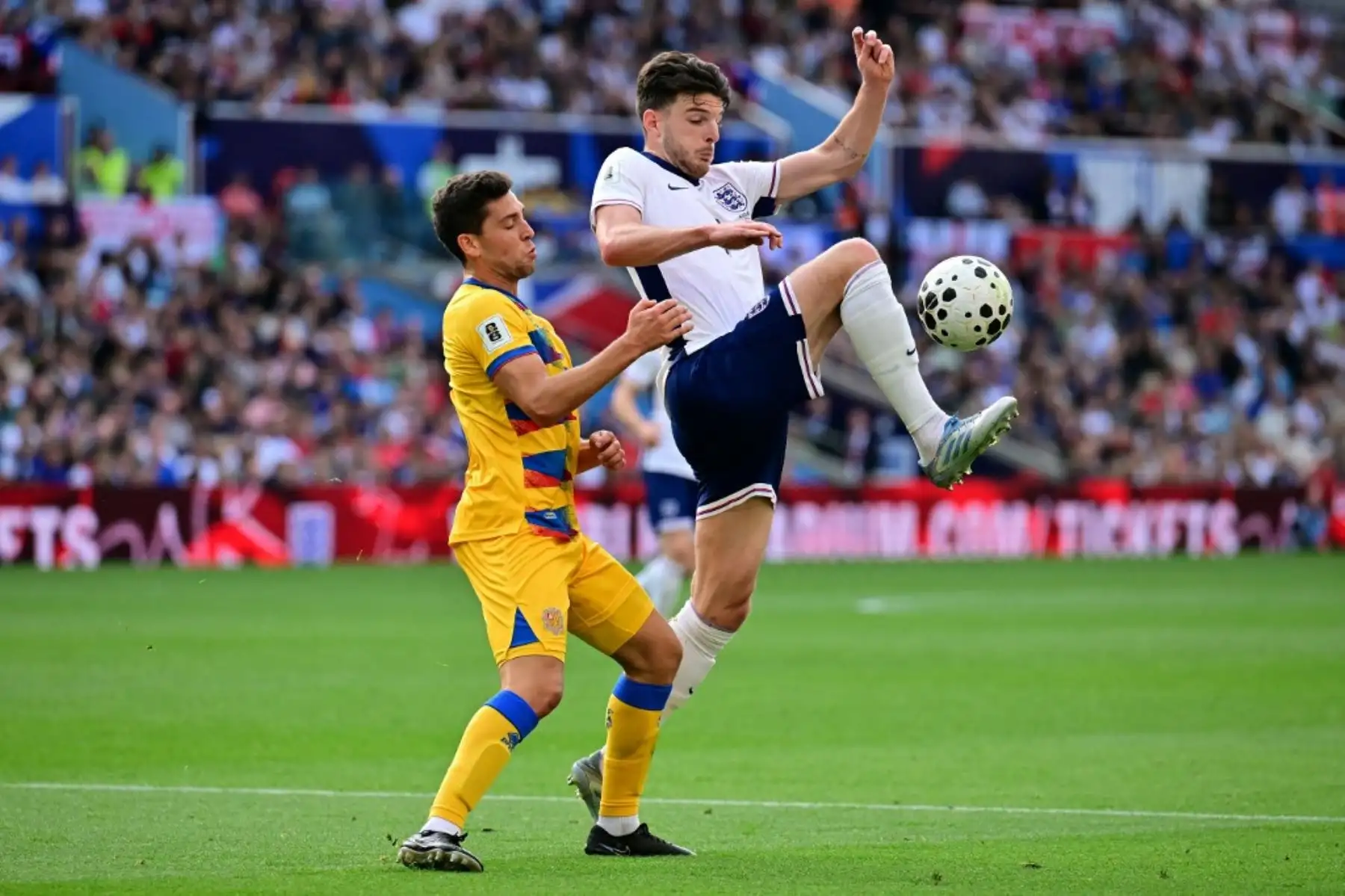El centrocampista de Inglaterra, Declan Rice, lucha por el balón con el defensor de Andorra, Max Llovera, durante el partido de clasificación para el Grupo K de la Copa del Mundo 2026 entre Inglaterra y Andorra en Villa Park, Birmingham, el 6 de septiembre de 2025. Foto: AFP